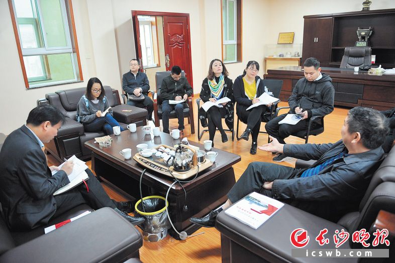 望城经开区第15帮扶小分队走访望城区企业仁鑫电子时，听董事长雷静（右）介绍情况。长沙晚报记者 小刘军 摄