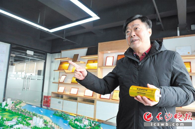 对于帮扶小队的服务，耐普恩董事长黄浩宇非常满意，对企业的未来更有信心。 长沙晚报记者 小刘军 摄