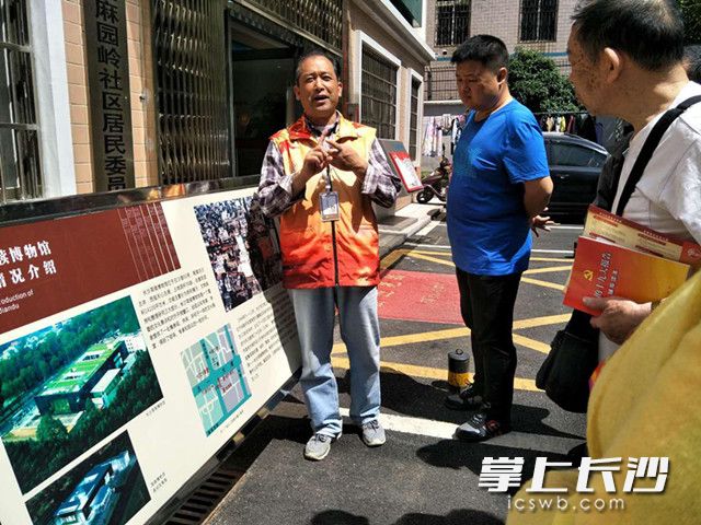 简牍博物馆志愿者65岁的墨爹爹用幽默风趣的语言为居民们进行讲解。