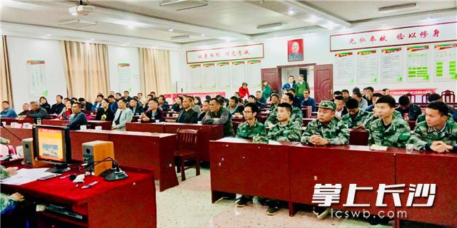 老兵易建威重披当年的“国防绿”，结合军绿生涯的历练经验，给基层党员干部上了生动的一课。 通讯员 肖英 摄
