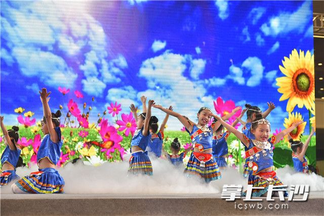 孩子们用舞蹈展示幸福生活。照片均为长沙晚报记者 陈飞 摄