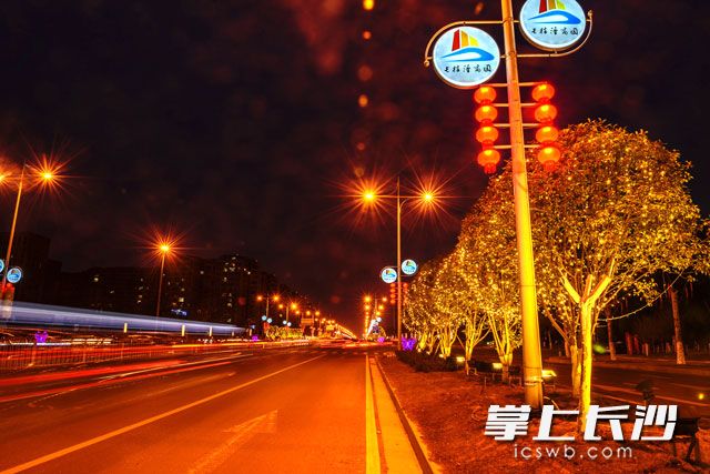    天心区城区主干道的灯笼和彩灯交织出美轮美奂的迷人夜色。均为长沙晚报记者陈飞 摄