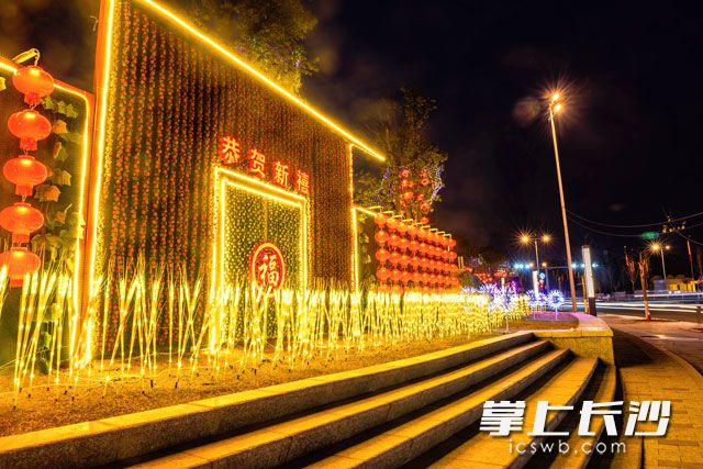     喜庆的“福”字彩灯让人感受到了浓浓的“年味”。