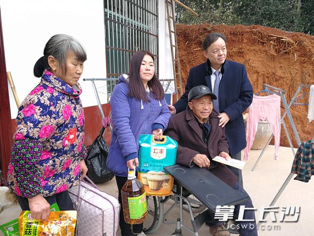 长沙市人大常委会副主任、致公党长沙市委主委王国海（后排右一）走访慰问珊瑚村困难群众家庭。长沙晚报记者 黎铁桥 摄