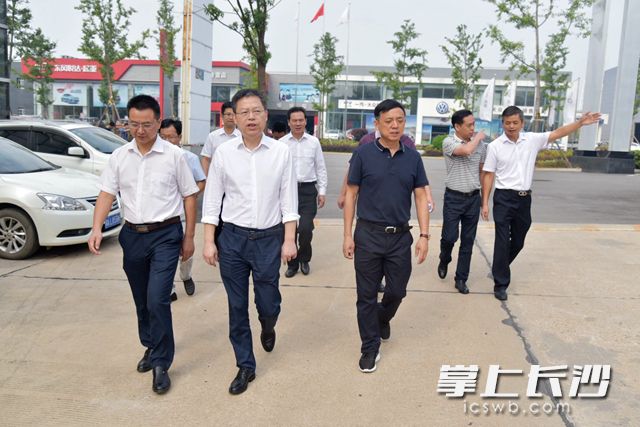 9月12日,高新区党工委委员、总工会主席杨金林(前排中)率队督查兰天集团安全生产工作。刘攀 摄