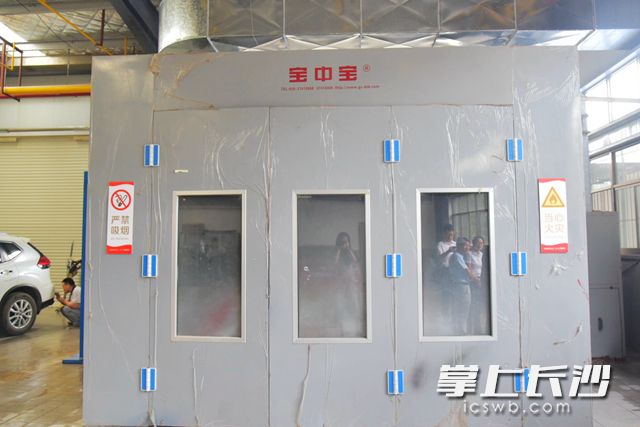 该4S店内的VOCs废气处理成套设备已投入使用。刘攀 摄