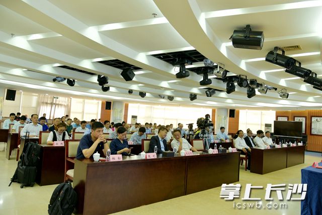 9月29日，中联环境与酷哇机器人成立酷哇中联公司，高新区与其签订合作协议。周秋燕 摄