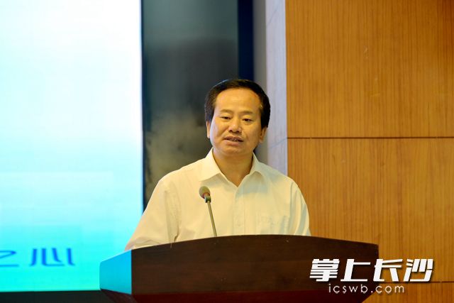 高新区党工委书记周庆年表示，将一如既往支持项目落地和企业发展。周秋燕 摄
