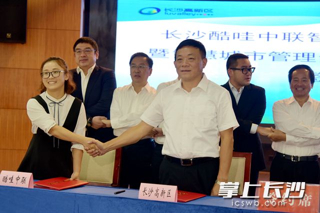 高新区管委会副主任陈大庆（前排右）代表高新区与企业签约。周秋燕 摄