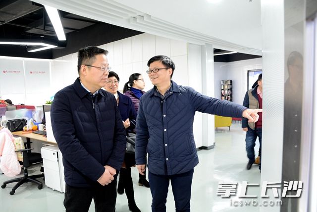 12月14日，区党工委委员、总工会主席杨金林（左）调研长沙晚报融媒体中央厨房。段欣妤 摄