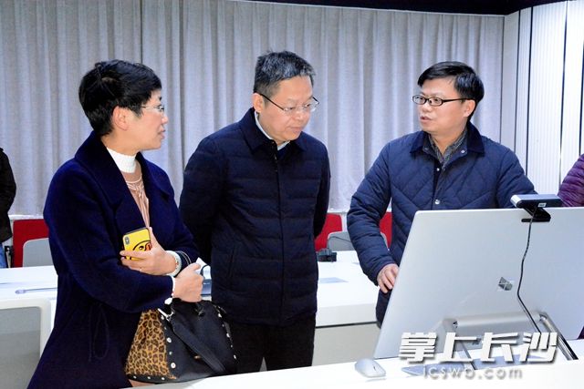 全新的融媒体方式吸引了大家的注意。吴梦珊 摄