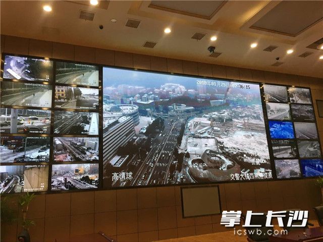 网格化指挥调度中心实时显示全区主次干道和重要片区情况。