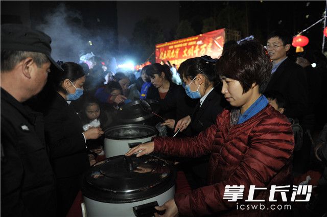 “中国好人”贺国辉携手长沙市“最美志愿者”彭金来为前来参加活动的居民们送上热腾腾的汤圆，也将“团圆”祝福送到居民心里。照片均为长沙晚报记者 王志伟 摄