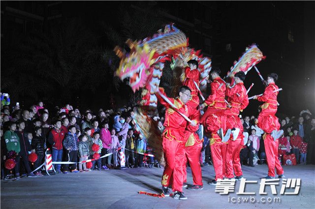 今晚，一场热闹喜庆、韵味十足的元宵喜乐会在岳麓区望岳街道恒华社区举行。