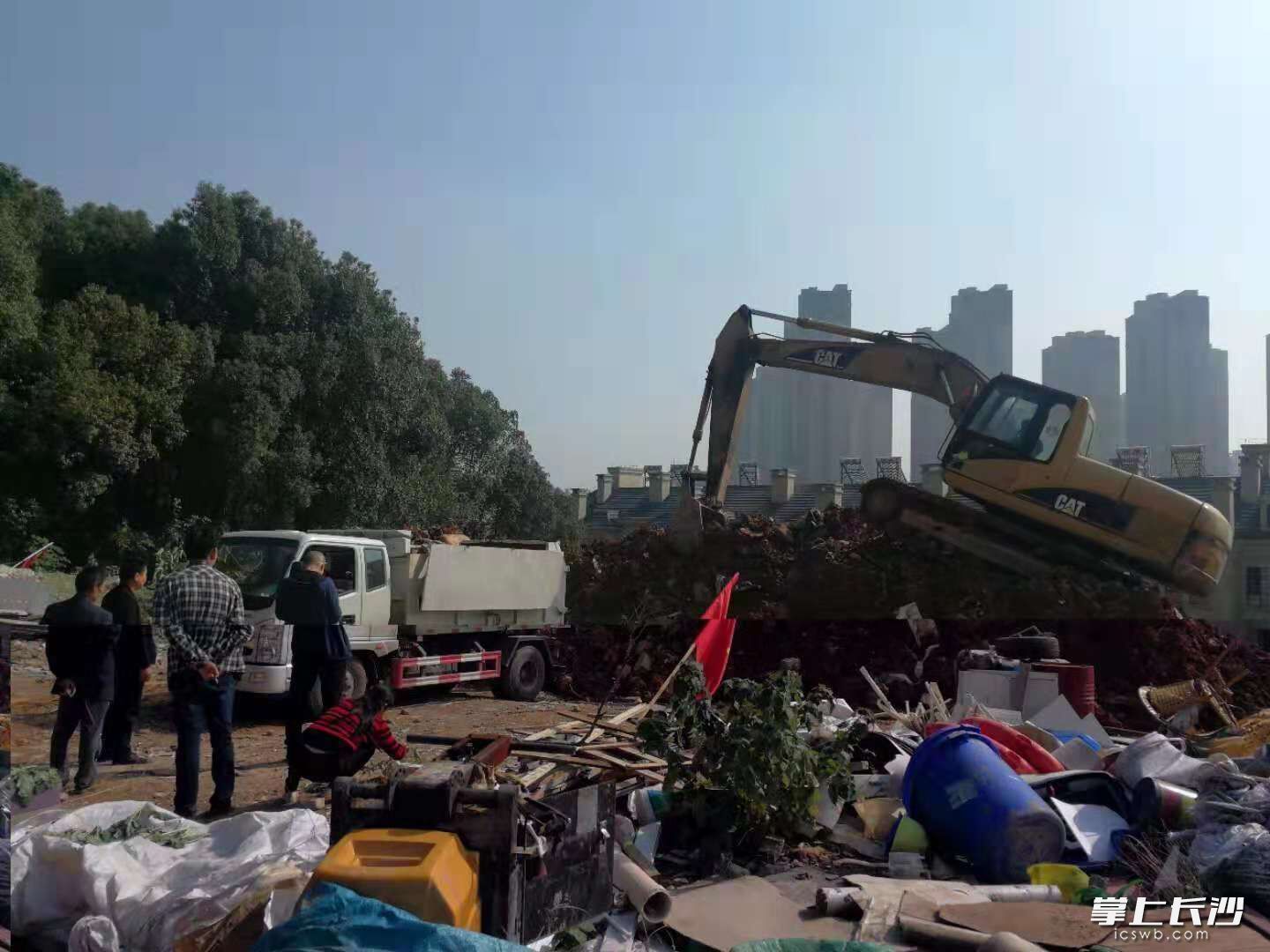 望岳街道奥克斯缔壹城项目北面山坡上的废弃建筑垃圾堆