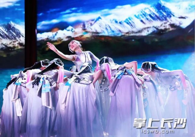 师生们在开幕式上表演。