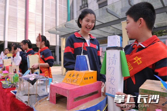 孩子们向家长们展示他们的环保作品。均为长沙晚报记者 小刘军 摄