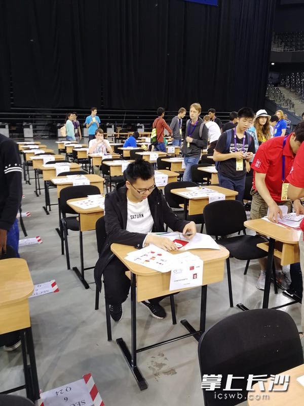 陈伊一同学在比赛现场。雅礼中学供图 陈伊一同学在比赛现场。雅礼中学供图