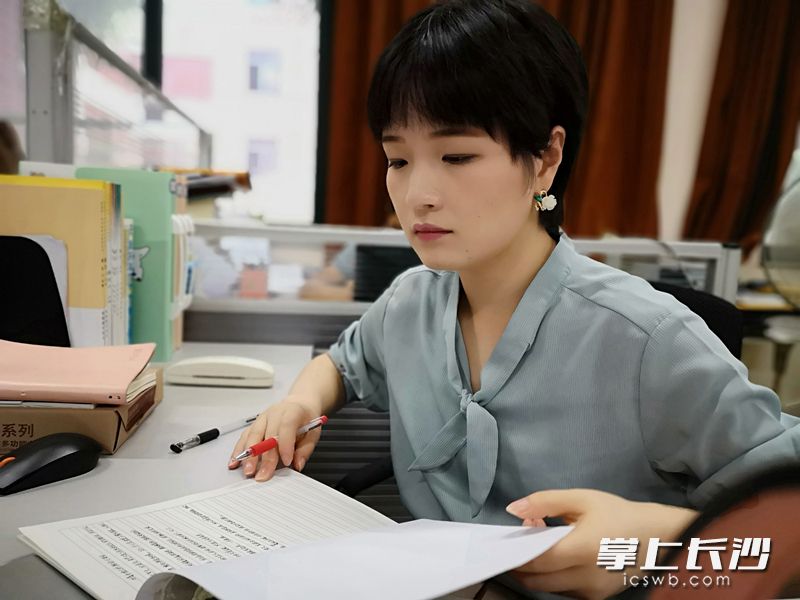 图为钱垠老师在批改作业。 图为钱垠老师在批改作业。