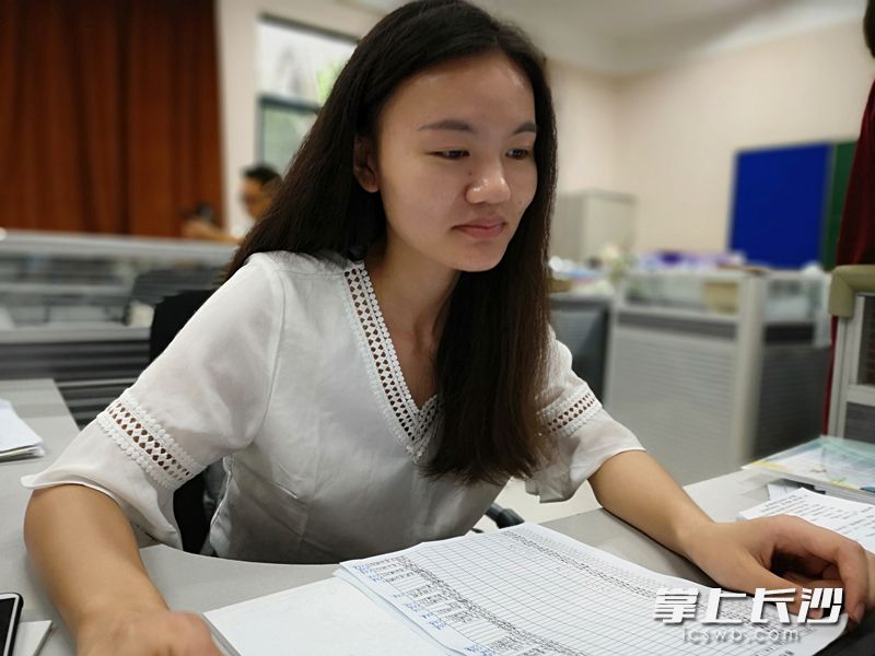 图为于雯老师在备课。 图为于雯老师在备课。