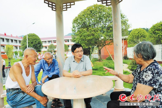 近日，陈训武来到新建的澄潭江镇敬老院慰问老人。 长沙晚报记者 颜开云 李广军 摄影报道