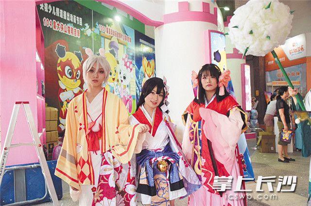 　在漫展上，“同好”之间互相合影。