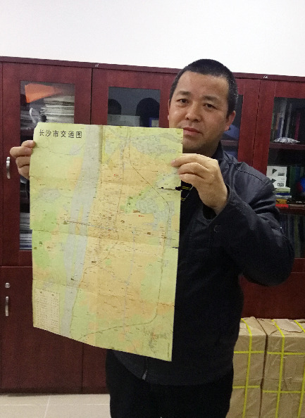10月23日，蒋连军向记者展示他收藏的改革开放初期的长沙城区地图。新华社记者段羡菊摄
