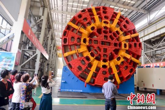 中国铁建重工集团大型盾构机。　杨华峰 摄