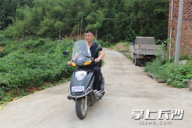 易勇骑着摩托车去走访村民户子。照片均为长沙晚报记者 张禹 摄