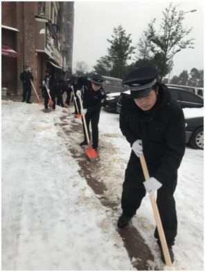 早间铲雪