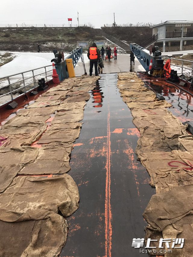 一大早，南托街道兴马洲渡船上就铺好了麻袋，方便居民出行。长沙晚报通讯员 彭银燕 摄