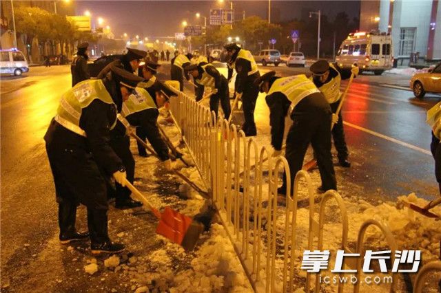 29日凌晨，市城管执法支队组织对道路护栏下的积雪余冰进行铲除。照片均由市城管执法局 提供