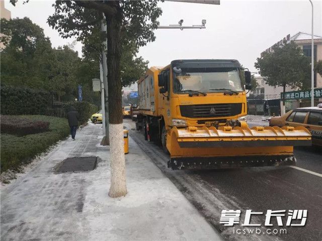 29日上午，市城管应急中心出动一台多功能重型铲冰除雪车在天心区进行除冰作业。
