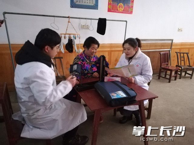 望城区乌山街道喻家坡社区卫生服务中心家庭医生团队为精准扶贫户老人上门送健康。长沙晚报通讯员 曾丹 摄
