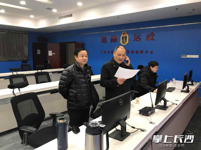 长沙市交通运输局书记、局长胡岳龙长沙市道路运输管理指挥中心调度全市公交车运行。