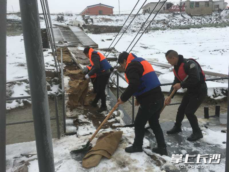 海事工作人员铺设防滑设施