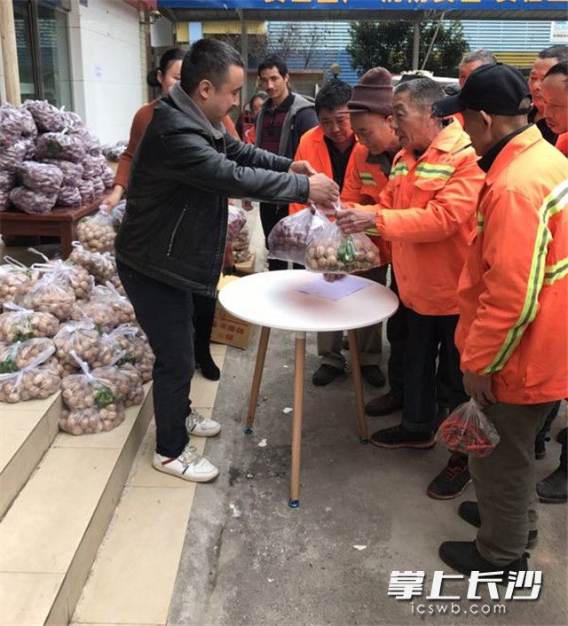 列提普·图热在向环卫工派发新疆特产。均为长沙晚报通讯员 郭贝贝 摄
