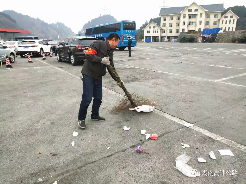 △多年来，湘西管理处凤凰服务区保洁队长马昌乾坚持每天早上六点到岗，带领保洁队员打扫卫生。