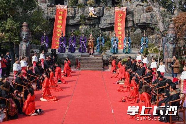 炭河古城春节期间举办了丰富多彩的庙会。