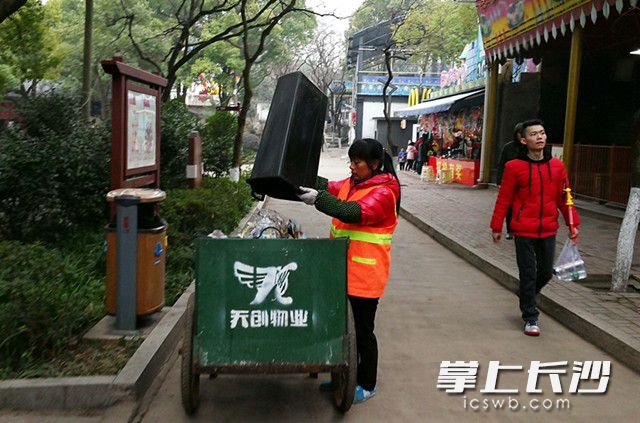 春节期间，公园内保洁员坚守岗位。长沙晚报记者 周柏平 摄