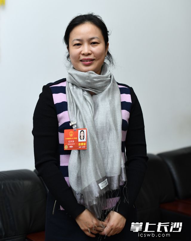 　全国人大代表，湖南省湘绣研究所新蕾刺绣部主任成新湘。长沙晚报记者 黄启晴 摄