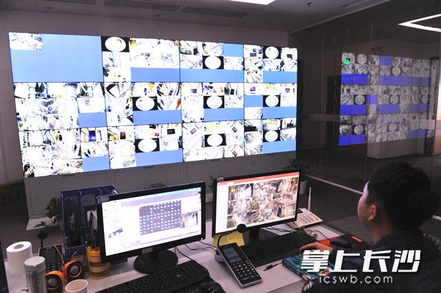 在监控中心，所有店面的适时情况一览无余。