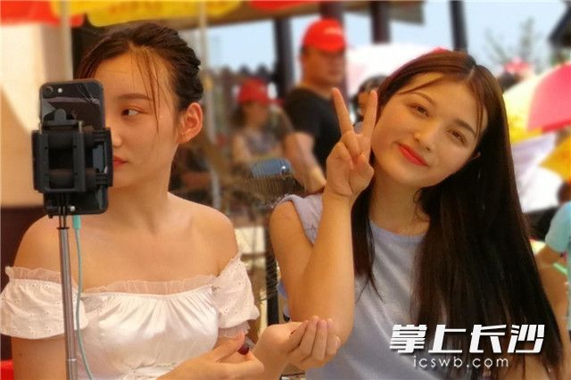 漂亮的网红小妹也来助兴。