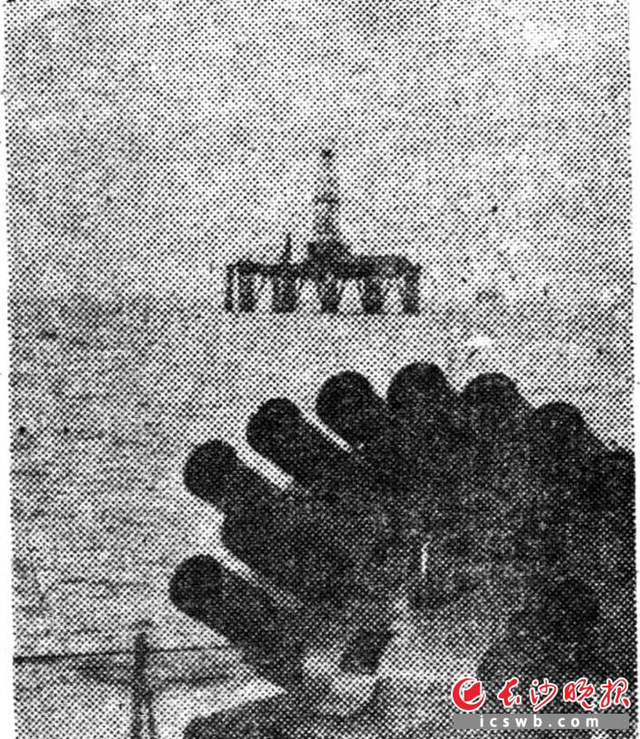 图为海上石油平台巡逻。