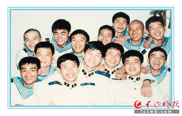 　　当年生活战斗在&ldquo;长沙舰&rdquo;和某基地的长沙籍战友们欢聚一堂。看，长沙伢子们的笑容是多么灿烂！