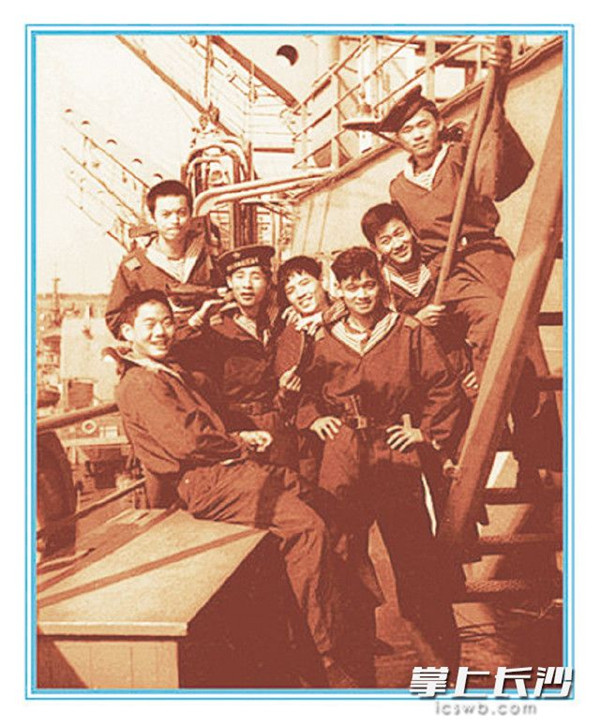 当年部分湖南籍战友在&ldquo;长沙舰&rdquo;舰船上的生活留影。