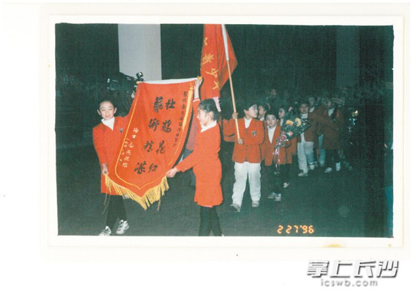 表演结束后，部队官兵赠送艺术团锦旗留念。