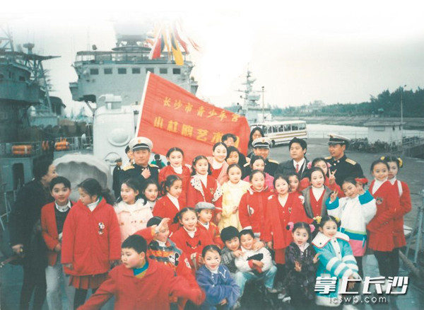 小杜鹃艺术团在长沙舰上合影留念。