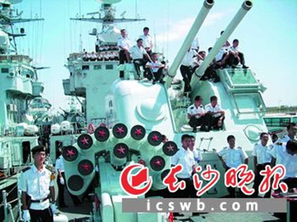 　威武的战舰就是长沙舰官兵们的家。他们日日夜夜驻守在舰上，守卫祖国的南疆。特派记者 程放军 摄