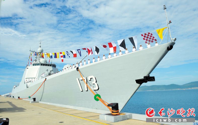 2015年8月12日，本报记者现场见证了海军173号长沙舰悬挂满旗，在南海舰队某军港举行入列仪式，这标志着这艘中国最先进的导弹驱逐舰正式加入人民海军的战斗序列。 长沙晚报记者 周柏平 摄 （本报资料图片）